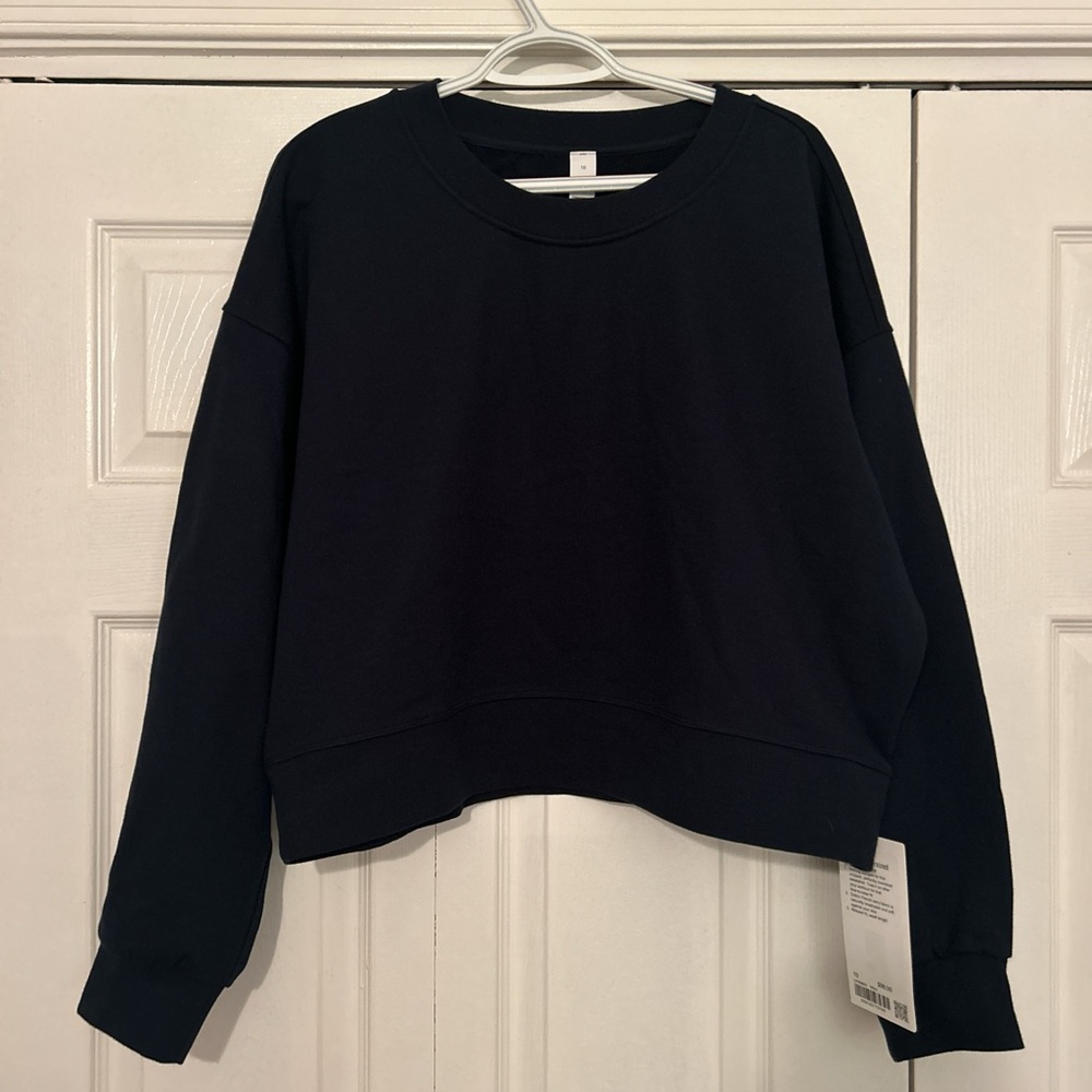Navy Lululemon crewneck (slightly cropped). Brand new with tags/never worn.
